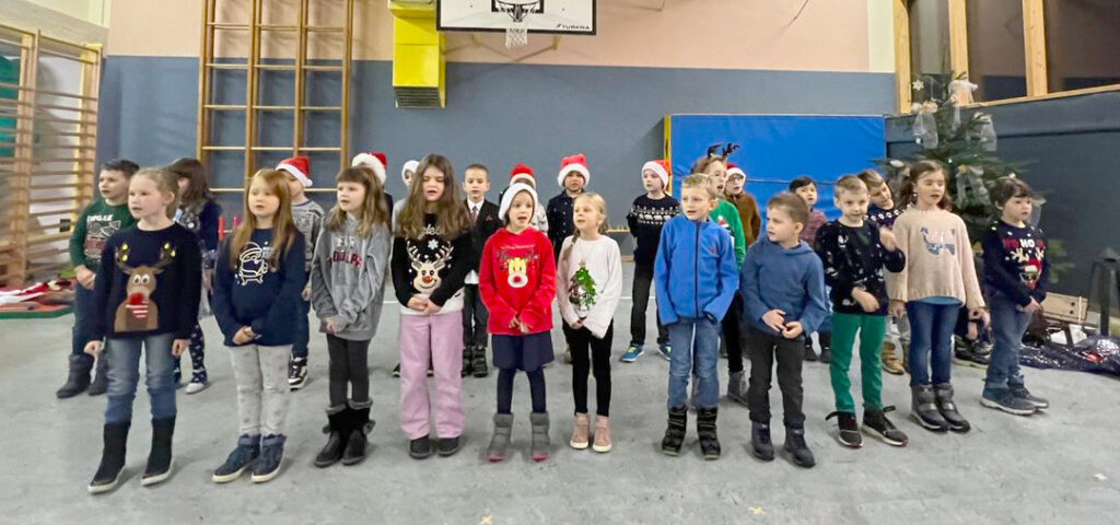 Die Kinder der 1. Klasse bei der Adventstunde in der Volksschule Kirchschlag.