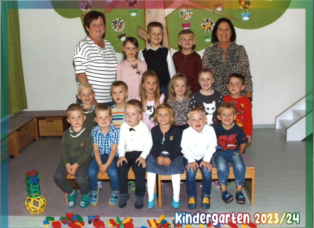 Schmetterlingsgruppe mit der Kinderpädagogin Elisabeth Nemec und der Betreuerin Ilse Köck