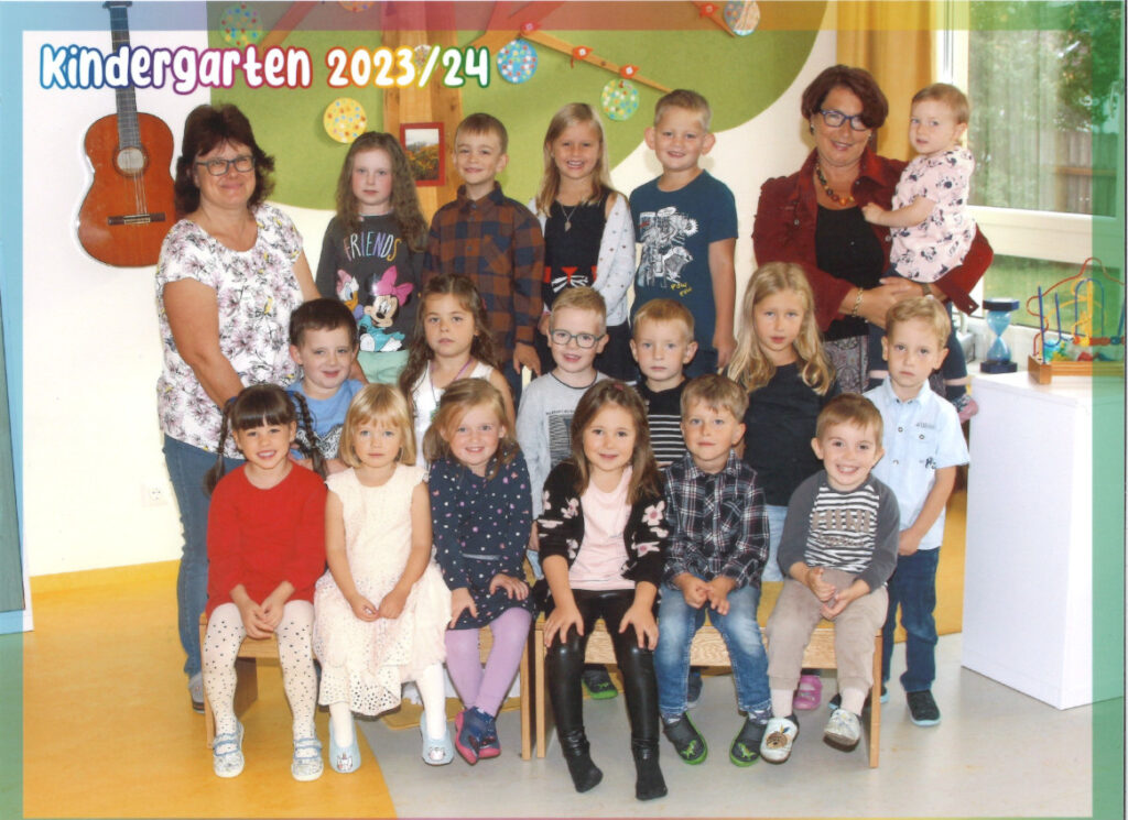 Sonnengruppe mit der Kindergartenpädagogin Heidemarie Nader und Betreuerin Elisabeth Rameder