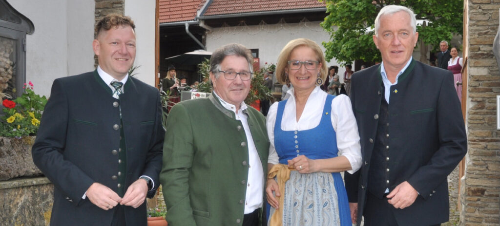 Ehrengast Landeshauptfrau Johanna Mikl-Leitner wurde beim Tor zum Mohnwirt von Bürgermeister Leopold Bock, Bezirkshauptmann Markus Peham und dem Geschäftsführer der Kultur Niederösterreich Martin Lammerhuber empfangen.