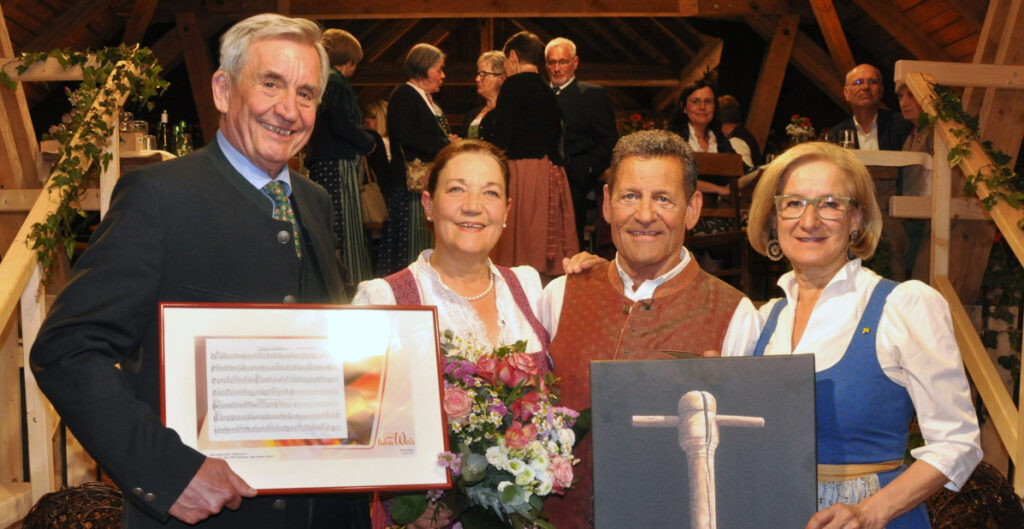 Ein Notenblatt im schönen Rahmen vom extra komponierten "Mohnwalzer" wurde überreicht. v.l. Johann und Rosemarie Neuwiesinger, Franz Posch und Landeshauptfrau Johanna Mikl-Leitner.