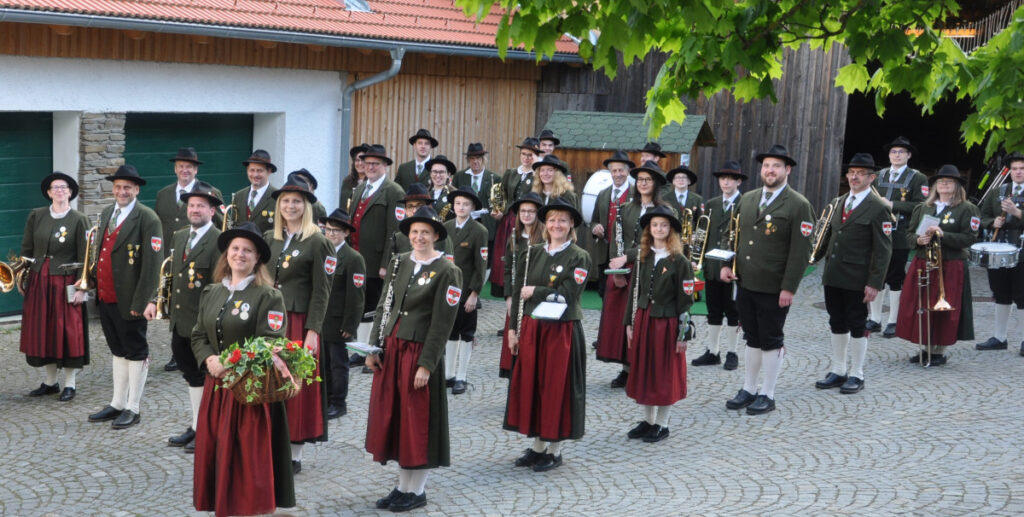 Musikalische Willkommensgrüße kamen von der Musikkapelle Sallingberg. Sie spielten zum Abschluss der Sendung auch die "Hochwaldklänge" des Ottenschlager Komponisten Rudolf Hofbauer.