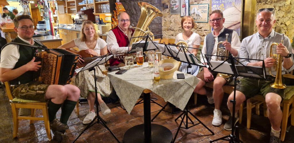 Die neue Musikgruppe "Hoidagrobm-Musi" bei ihrer Premiere im Schlosskeller der Familie Wimmer.
