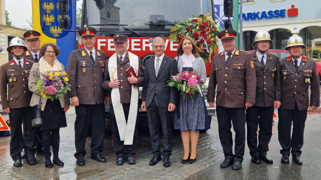 Nach der Segnung präsentierten sich vor dem HLFA3 v.l. Fahrmeister Maximillian Fichtinger, Ehrenkommandant Willi Renner, Patin Stefanie Fichtinger, Kommandant Elmar Ruth, Feuerwehrkurator Andreas Hofmann, Bürgermeister Paul Kirchberger, Patin Andrea Weiß, Abschnittskommandant Franz Xaver Steininger, Verwalter Martin Bromnik und Kommandantstellvertreter Willi Wagner - Foto: Dieter Holzer (NÖN)