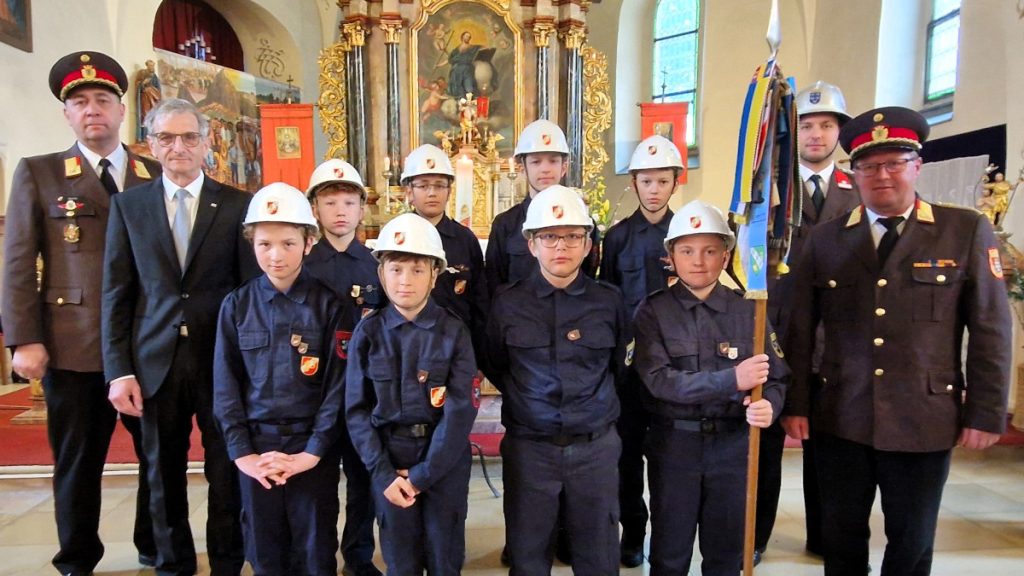 Die "ausgezeichneten" Jungfeuerwehrleute vorne v.l. Sebastian Kreuzer, Niklas Schramhofer, Moritz Ballwein und Samuel Kreuzer und Franz Xaver Steininger; hinten: Elmar Ruth, Paul Kirchberger, Xaver Siegl, David Schwarzl, Timo Weidenauer, Bernhard Wiesinger und Jugendbetreuer Daniel Urban - Foto: Dieter Holzer (NÖN)