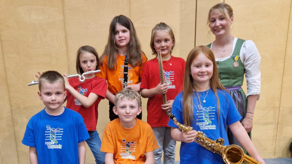Die Jungmusiker v.l. vorne Lorenz Köck, Thomas Fichtinger und Luisa Grötz; hinten v.l. Celina Stieger, Lisa Müllner, Frederic Böhm und Dirigentin Eva Hackl. - Foto: Dieter Holzer (NÖN)