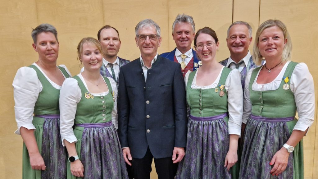 Die Dirigenten und Funktionäre beim Frühjahrskonzert der TKO 2025 v.l. Simone Gölß, Eva Hackl, Christopher Holzer, Bürgermeister Paul Kirchberger, Martin Hausleitner, Tanja Walter, Wolfgang Hackl und Veronika Bock. - Foto: Dieter Holzer (NÖN)