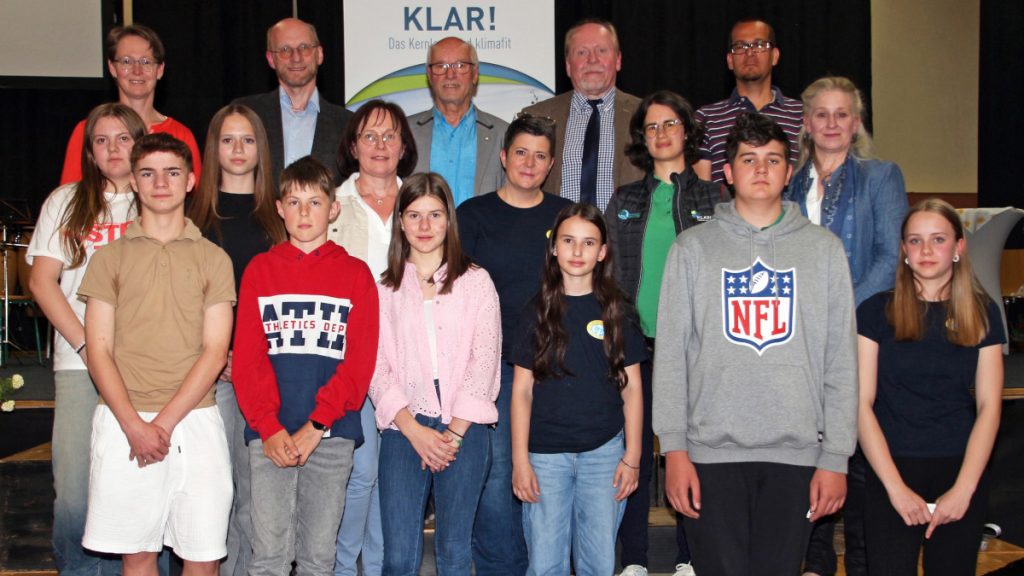 Schüler der Mittelschulen Albrechtsberg, Martinsberg und Ottenschlag präsentierten ihr Klimaprojekt „Inseln der Artenvielfalt“ in Zusammenarbeit mit der KLAR!-Region Waldviertler Kernland. Schüler, Projektbetreuer, Direktoren und Kernland-Vertreter nach dem Abschlussfest: vorne, v. l.: Paul Mayrhofer, Tobias Stöcklhuber, Sarah Wimmer, Emily Lemp, Lorenz Schierhuber, Marlene Ruth; 2. Reihe: Nathalie Mistelbauer, Sarah Permoser, Maria Eckl, Alexandra Jäger, Elisabeth Höbartner-Gußl, Cornelia Bernleitner; 3. Reihe: Anita Hinterholzer, Andreas Groys, Fritz Fürst, Kurt Enne, Gerald Schwaiger-Götsch. Foto: Reinhard Hofbauer (NÖN)