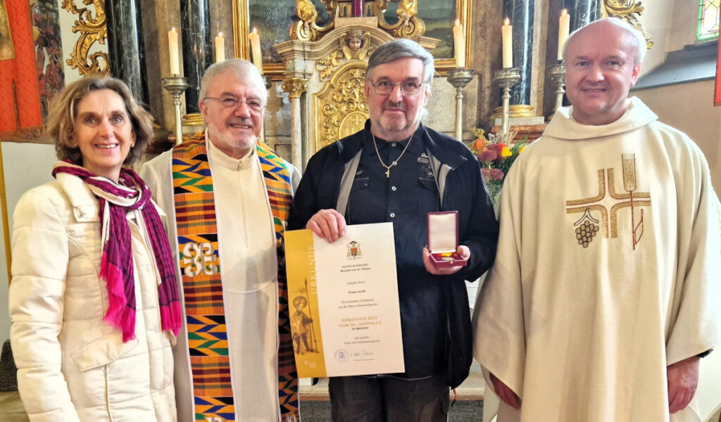 Den Hippolytorden der Diözese St. Pölten - eine ehrenvolle Auszeichnung erhielt Franz Groiß von Pfarrer Andreas Hofmann nach der Sonntagsmesse in der Pfarrkirche Ottenschlag überreicht. v.l.: Martina Grill, Pfarrer Josef Pichler, Franz Groiss, Mod. Andreas Hofmann