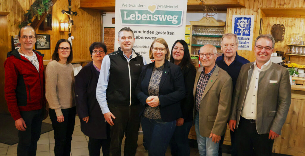 Der neue Vorstand des Vereins Lebensweg 2025 (v.l.): Rechnungsprüfer Christian Hörhan, Irene Kamleithner (Telecenter Südliches Waldviertel), Schriftführer-Stellvertreterin Rosemarie Kloimüller, Obfrau-Stellvertreter Andreas Frey, Obfrau Christina Martin, Rechnungsprüferin Ramona Fletzberger, Schriftführer Friedrich Fürst, Kassiererin-Stellvertreter Benno Sulzberger sowie Waldviertel Tourismus-Geschäftsführer Tom Bauer. - Fotocopyright: Verein Lebensweg
