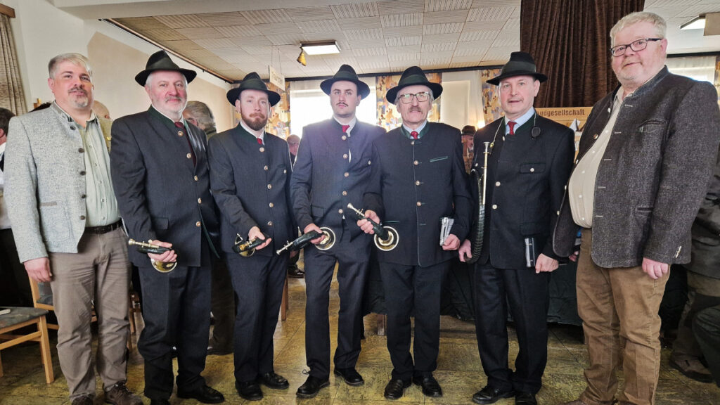 Die Jagdhornbläsergruppe Weinsberger Wald sorgte für die musikalische Gestaltung der Hegeschau in Ottenschlag. V.l. Bezirksjägermeister-Stellvertreter Mario Schuh, Thomas Rührlinger, Matthias Trummer, Gregor Raab, Johann Fürst, Christian Redl und Bezirksjägermeister Willi Renner. Text und Foto: Dieter Holzer / NÖN
Die Jagdhornbläsergruppe Weinsberger Wald sorgte für die musikalische Gestaltung der Hegeschau in Ottenschlag. V.l. Bezirksjägermeister-Stellvertreter Mario Schuh, Thomas Rührlinger, Matthias Trummer, Gregor Raab, Johann Fürst, Christian Redl und Bezirksjägermeister Willi Renner. Text und Foto: Dieter Holzer / NÖN
Die Jagdhornbläsergruppe Weinsberger Wald sorgte für die musikalische Gestaltung der Hegeschau in Ottenschlag. V.l. Bezirksjägermeister-Stellvertreter Mario Schuh, Thomas Rührlinger, Matthias Trummer, Gregor Raab, Johann Fürst, Christian Redl und Bezirksjägermeister Willi Renner. Foto: Dieter Holzer (NÖN)