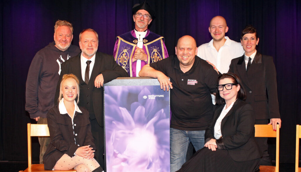 März 2026 Komödie Kalter weißer Mann in der Waldviertler Kammerbühne: Regisseur Marcus Strahl (l.) und Intendant Michael Mittermeir mit dem Ensemble: Michelle Catherine Härle und Claudia Rohnefeld (vorne, v. l.), Reinhard Novak, Hubert Wolf, Alexander Hoffelner und Adriana Zartl (hinten, v. l.). - Foto: Reinhard Hofbauer (NÖN)
