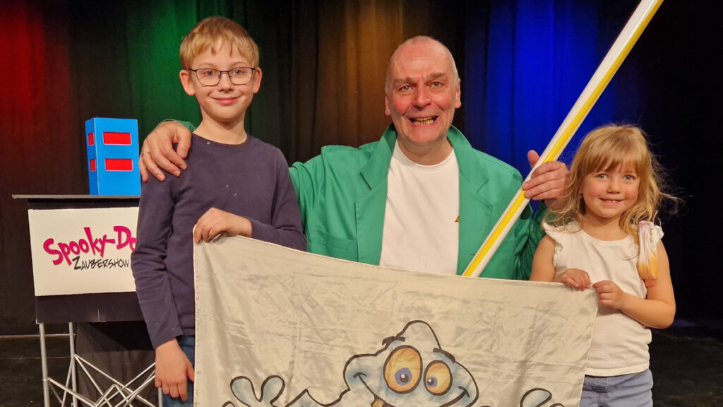 Kinderzauberkünstler Werner Trinker, oder Spooky-Doo wurde bei seinem Auftritt in der Waldviertler Kammerbühne von Noah (links) und Leah Holzer unterstützt. Foto: Dieter Holzer (NÖN)