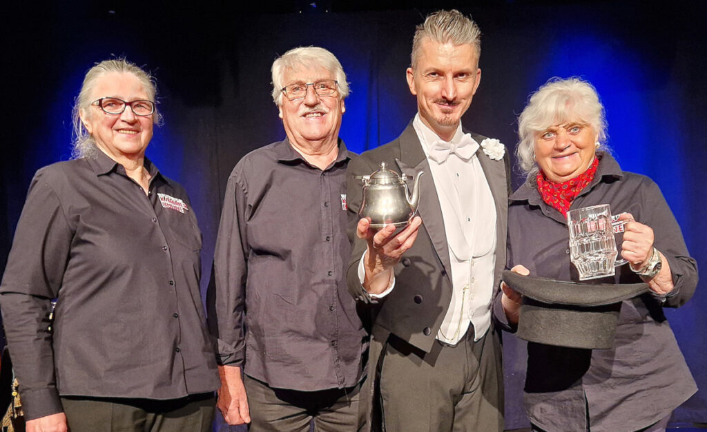Von der Magie des Zauberkünstlers Wolfgang Moser (2. v.r.) waren die Mitarbeiter vom Team der Kammerbühne v.l. Hermine Führer sowie Franz und Josefine Hofbauer-Hofmann sehr beeindruckt. Foto: Dieter Holzer (NÖN)