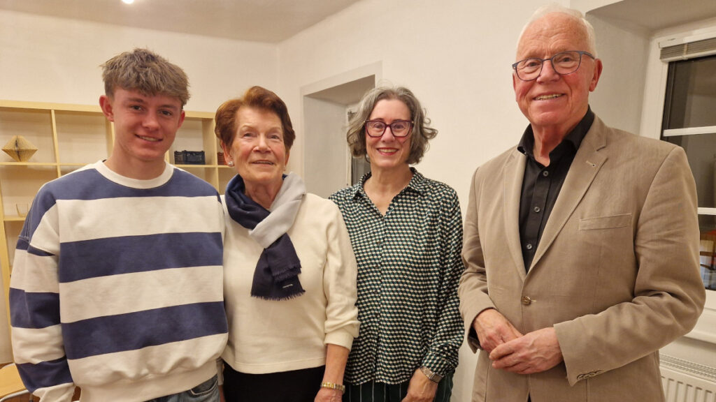 Überraschungsbesuch von Nachfahren der Gründerfamilie Riether bei der Lesung im Kreativ- und Seminarzentrum „Ottilie“. V.l.; Ilian Riether, Lilo Riether, Sabine Maier und Wilfried Riether. - Foto: Dieter Holzer (NÖN)