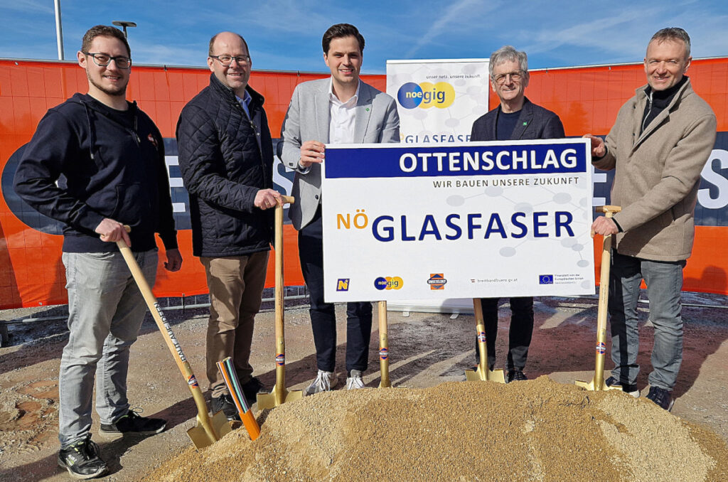 Mit dem feierlichen Spatenstich setzte die Marktgemeinde Ottenschlag gemeinsam mit der nöGIG (Niederösterreichische Glasfaserinfrastrukturgesellschaft) und der Baufirma Swietelsky ein deutliches Signal für die Zukunft. Foto: Dieter Holzer (NÖN)
