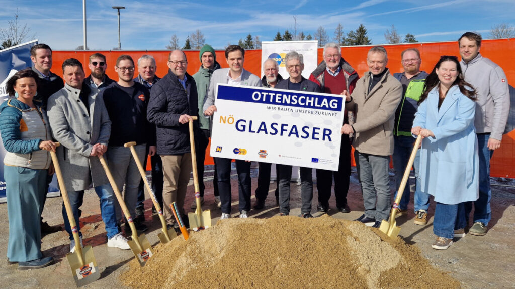 Der Gemeinderat Ottenschlag gemeinseam mit der nöGIG und der Baufirma Swietelsky beim feierlichen Spatenstich für den Baustart von 600 Glasfaseranschlüssen in Ottenschlag. Foto: Dieter Holzer (NÖN)