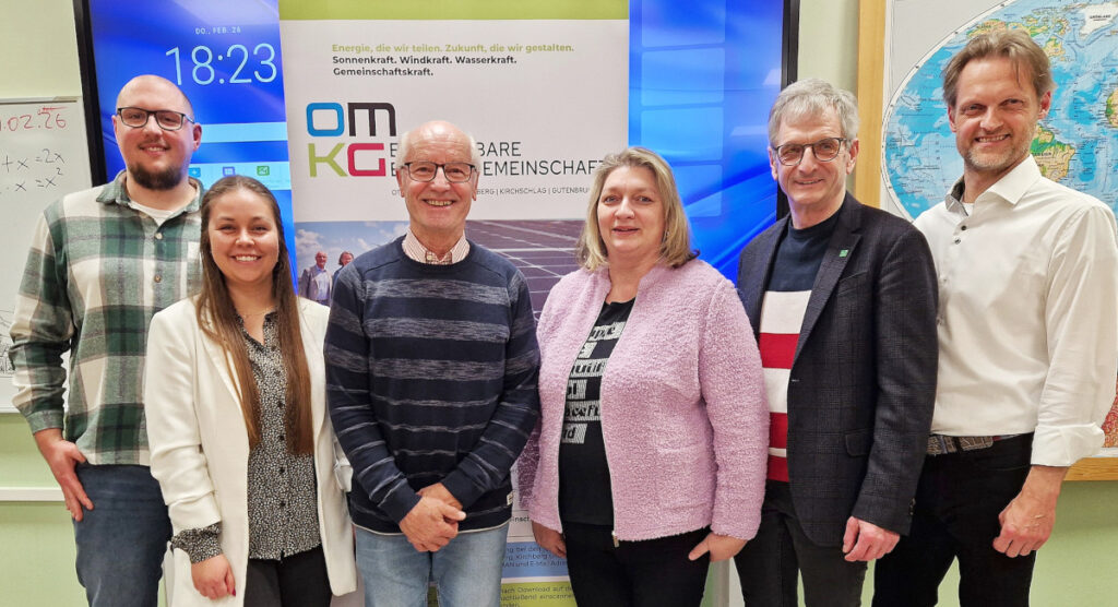 Die Mitarbeiter von in-plan-tat und die Bürgermeister der Energiegemeinschaft OMKG v.l.: Florian Fattinger, Christina Schalko, Fritz Fürst (Martinsberg), Birgit Haberzett (Gutenbrunn), Paul Kirchberger (Ottenschlag) und Geschäftsführer Matthias Zawichowski. - Foto: Dieter Holzer (NÖN)