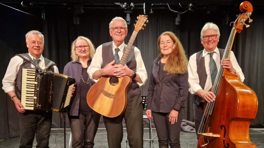 Das Trio Wien und Mitarbeiterinnen der Kammerbühne nach dem Konzert in der Waldviertler Kammerbühne in Ottenschlag. v.l.; Alfred Gradinger, Elfriede Biesenberger, Johann Radon, Cilly Reiter und Franz Horacek.
