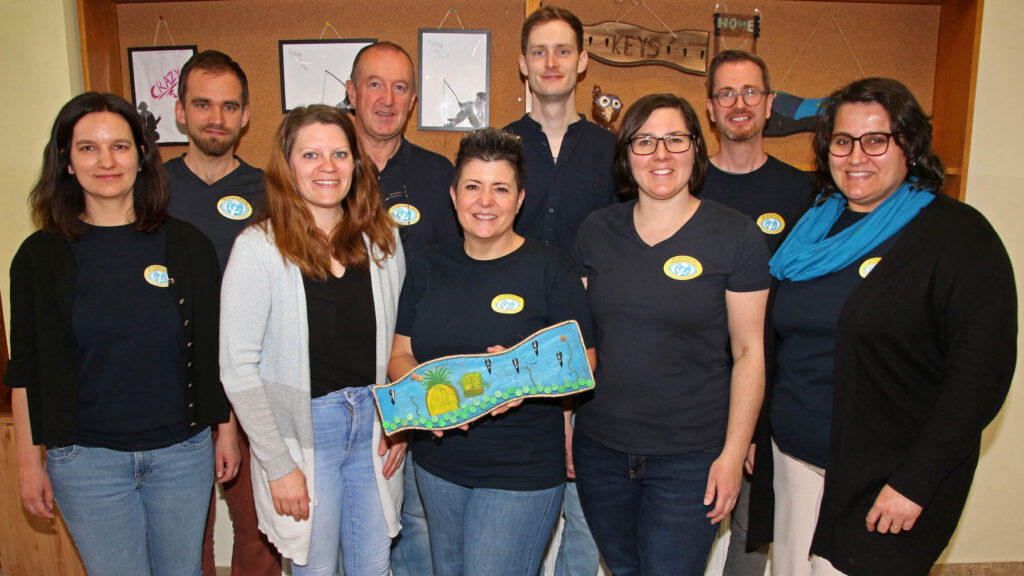 Direktorin Alexandra Jäger (Mitte) mit den Ensemble-Leitern und den noch beim Frühschoppen anwesenden Lehrerinnen des Kreativ-Schwerpunktes in der Mittelschule Ottenschlag (v. l.): Elisabeth Tüchler, Philipp Rampetsreiter, Gerda Weidenauer, Michael Koch, Thomas Pabisch, Kathrin Lagler, Thomas Angeler, Maria Brandstetter. - Foto: Reinhard Hofbauer (NÖN)