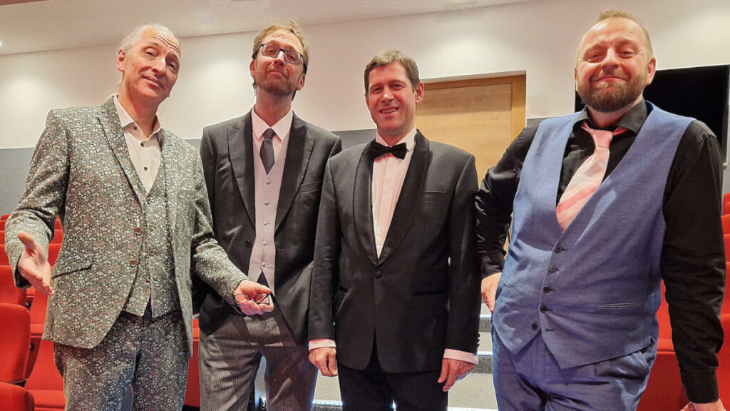 Die vier hochprofessionellen Musiker und Bühnenkünstler v.l.: Leonhard Paul, Michael Hornek, Sebastian Fuchsberger und Thomas Gansch erfreuten in der Kammerbühne Ottenschlag mit ihrem Programm. - Foto & Text: Dieter Holzer (NÖN)