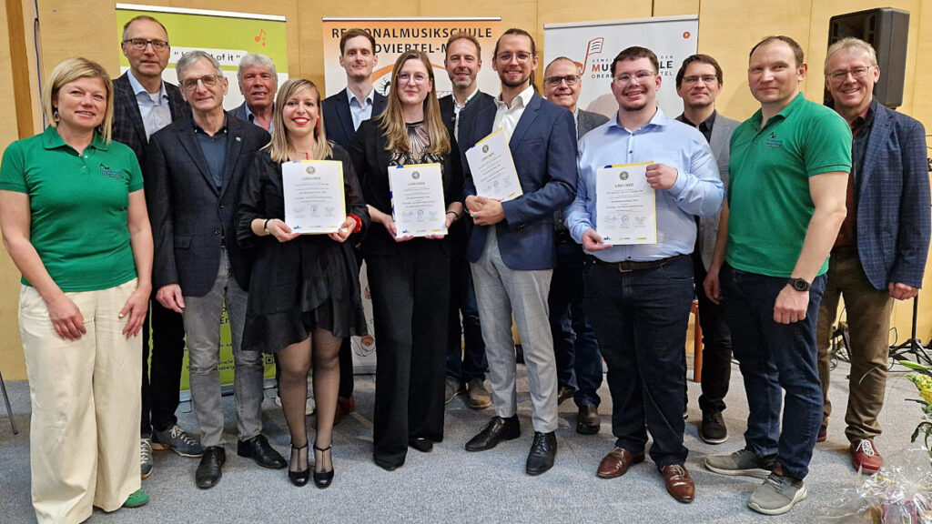 Beim Abschlusskonzert für Ensemble- und Blasorchesterleitung in Gold in Ottenschlag v.l.: Veronika Bock, Gerhard Formann, Paul Kirchberger, Herbert Klinger, Agnes Brandstötter, Thomas Pabisch, Christina Wurz, Mathias Hobel, Benjamin Karl, Thomas Heher, Marc Österreicher, Stefan Grübl, Christopher Holzer und Alexander Kastner. Foto: Dieter Holzer (NÖN)