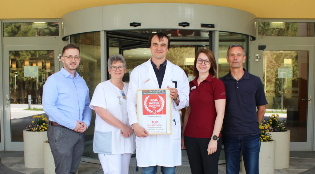 Lebens.Resort Ottenschlag wurde mit dem Reha Award Austria 2026 ausgezeichnet und erreichte eine Top-Platzierung in NÖ v.l.: Philipp Mistelbacher, Gabriele Schrammel, Peter Jirak, Manuela Eckl, Franz Rollenitz - © Lebens.Resort Ottenschlag