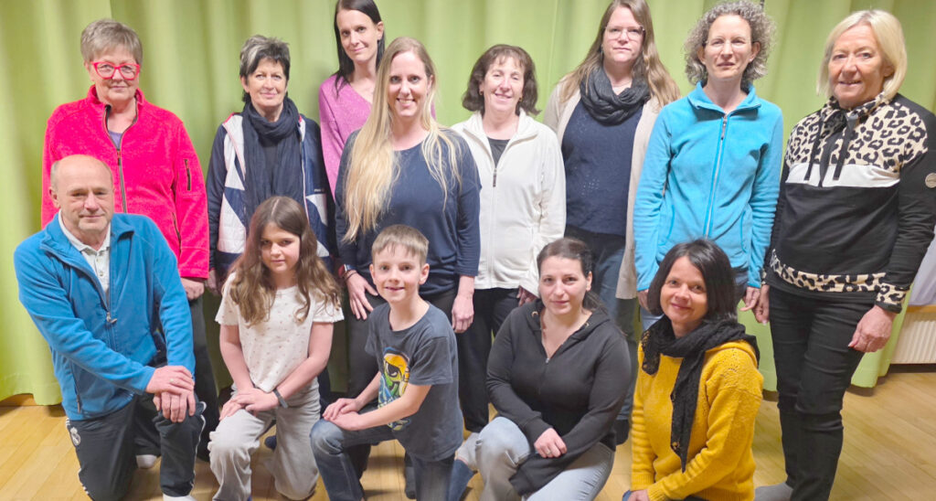 Die Teilnehmer am Kurs Progressive Muskelentspannung in Ottenschlag von Elfriede Kepte v.l.: 1 R. Rudolf Eigner, Lisa Müllner, Nikolaj Reither, Sonja Zach, Jutta Sandler
2. R. Maria Eigner, Veronika Starkl, Kerstin Müllner, Nicole Reither, Martina Czech, Sonja Führer, Erika Fichtinger und Kursleiterin Elfriede Kepte - Fotocredit: Gemeinde