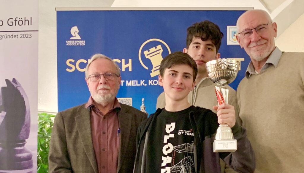 Schachklub Ottenschlag ist Waldviertel-Meister 2026 - Foto v.l.: MK Heinz Steiner, Marcel Winkler, Tobias Allinger und Mannschaftsführer Alexander Spritzendorfer mit dem Meisterpokal
