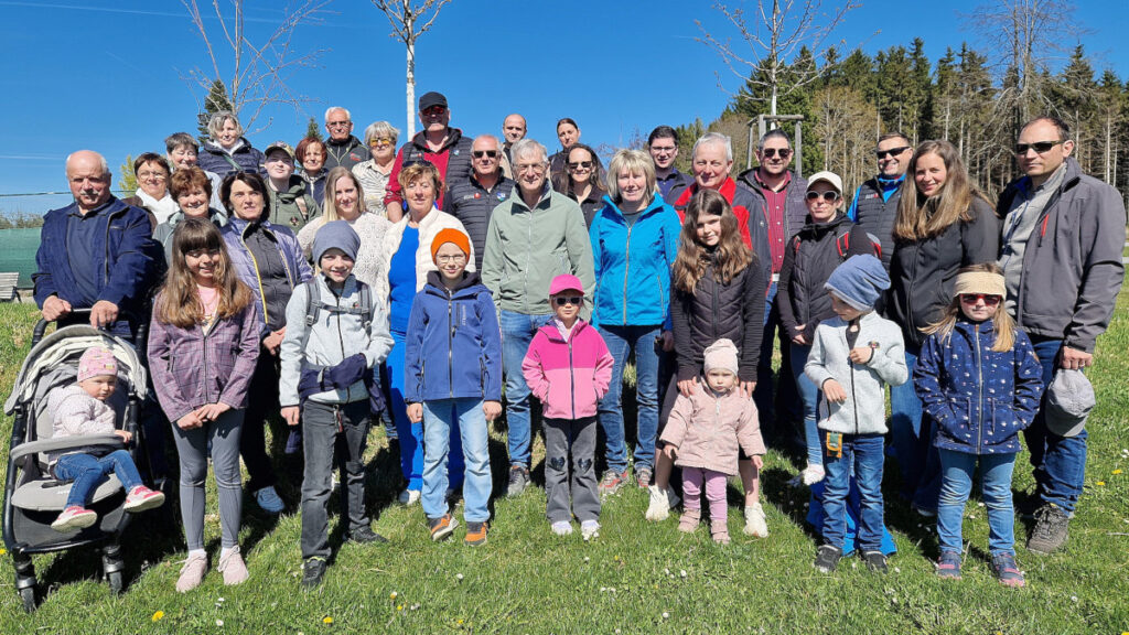 Zum Wandererwachen 2026 traf sich eine bunt gemischte Gruppe mit Bürgermeister Paul Kirchberger (Mitte) und Vizebürgermeister Helmut Teuschl (rot Jacke) um gemeinsam den 5.000-Schritteweg zu begehen.