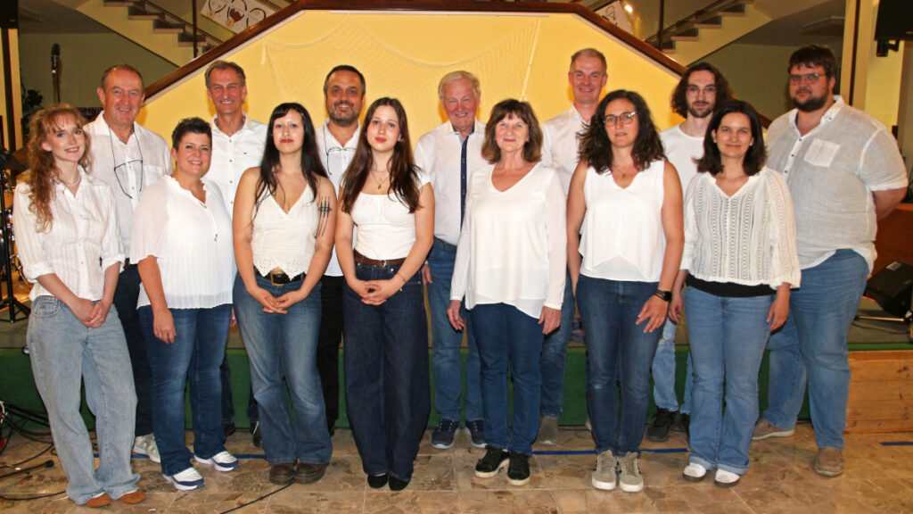 Die Hauptakteure beim Chorkonzert "Mamma Mia! - Best of ABBA" vom Unionchor Ottenschlag, Wachau-Chor Spitz und der Band 2026 (v. l.): Ella und Michael Koch, Alexandra Jäger, Franz Schierhuber, Liliane, Claus und Mirjam Hamberger, Reinhard, Beate und Stefan Hörth, Monika Weiß, Henrik van Dijk, Elisabeth Tüchler und Markus Rupf.