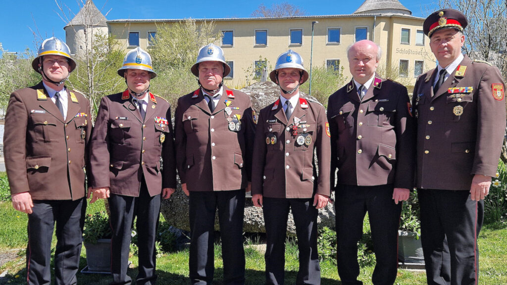 Ausgezeichnete und ernannte Feuerwehrleute der FF Ottenschlag 2026. v.l.: Leiter des Verwaltungsdienstes Martin Bromnik, Kommandant-Stellvertreter Willi Wagner, Erwin Schrammel, Maximilian Fichtinger, Feuerwehrkurat Andreas Hofmann und Kommandant Elmar Ruth. © Dieter Holzer (NÖN)