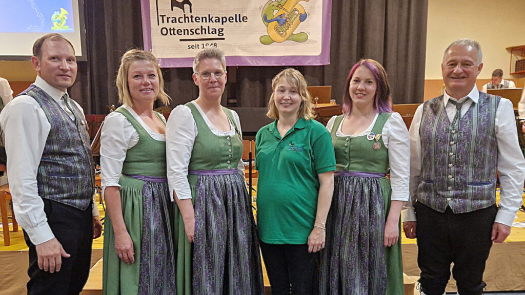 Die fünf Kapellmeister und die Obfrau der Trachtenkapelle Ottenschlag. v.l.: Christopher Holzer, Veronika Bock, Simone Gölß, Eva Dörfler, Astrid Mosgöller und Wolfgang Hackl. - Foto: Dieter Holzer (NÖN)