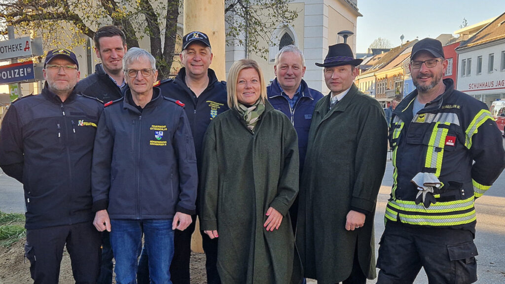 Vor dem Maibaum in Ottenschlag 2026 versammelten sich v.l.: Verwalter Martin Bromnik, Baumspender Florian Teuschl, Bürgermeister Paul Kirchberger, Kommandant Elmar Ruth, TKO-Obfrau Veronika Bock, Vizebürgermeister Helmut Teuschl, Kapellmeister Christopher Holzer und Zugskommandant Martin Mosgöller.