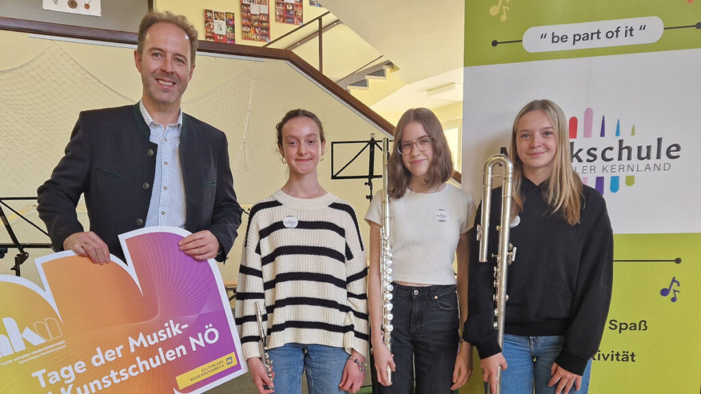Direktor Mathias Hobel mit den Querflöteschülerinnen Katharina Höld, Sofie Allinger und Jana Palmetshofer beim Tag der offenen Tür des Musikschulverbandes Waldviertler Kernland 2026.