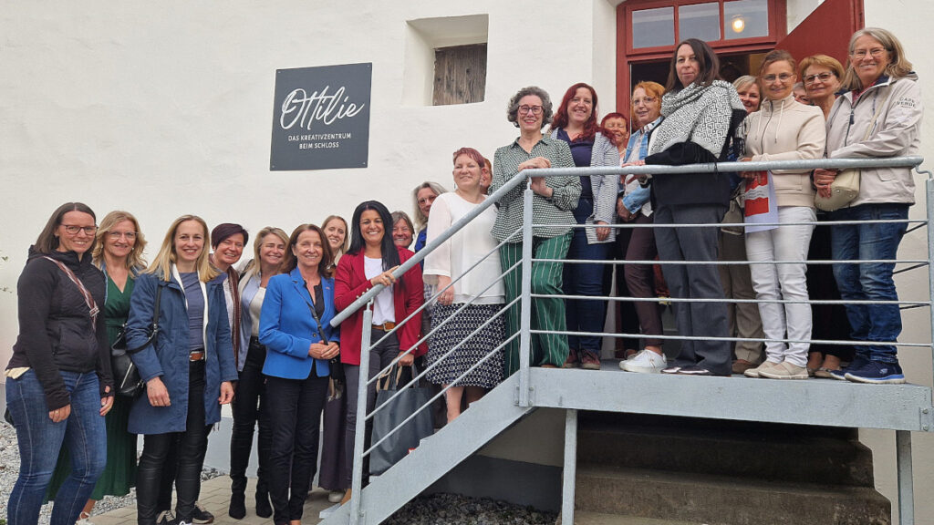 Die Teilnehmerinnen des Netzwerktreffens 2026 der Frau in der Wirtschaft am Eingang zum Kreativzentrum Ottilie.