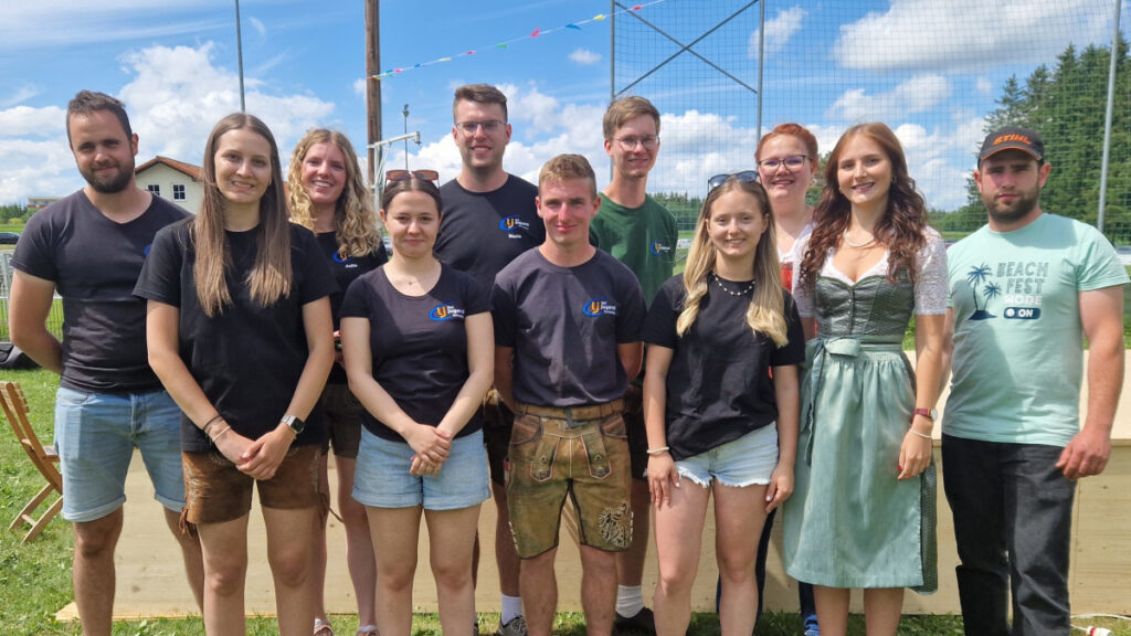 Einige Personen aus dem Team der Landjugend beim Almweisssonntag 2026 in Ottenschlag v.l.: Florian Schierhuber (Grafenschlag), Bezirksleiterin Katharina Schramel, Julia Ballwein (Martinsberg), Marlies Führer (Kirchschlag), Mario Hofbauer (Martinsberg), Alexander Walter (Kirchschlag), Bezirksobmann Leo Glaßner, Johanna Weinmann (Grafenschlag), Hannah Glaßner (Kottes), Sarah Kaltenecker (Purk) und Martin Walus (Schönbach).