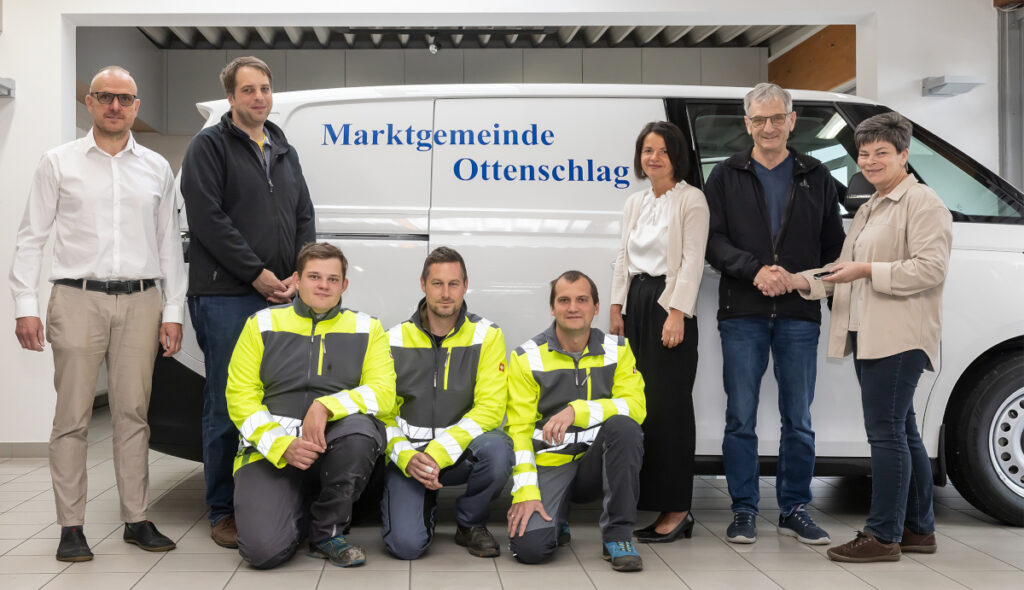 Elektroauto für den kommunalen Einsatz in der Marktgemeinde Ottenschlag:
v.l.: Verkaufsberater Dieter Kausl, gfGR Alexander Weiß, Bauhofmitarbeiter Marcel Nimpf und Paul Zottl, Bauhofleiter Maximilian Fichtinger, AL Jutta Sandler, Bgm Paul Kirchberger, Birgit Rehberger (Autohaus Meisner) - Foto: Rehberger Martin
