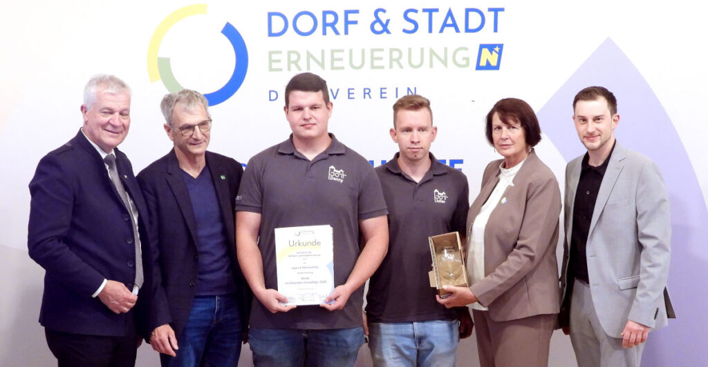 Bei der Ehrung der besten Freiwilligen 2026 wurde die JOTT - Jugend Ottenschlag für Ihren Einsatz ausgezeichnet - v.l.: Landesrat Anton Kasser in Vertretung von Landeshauptfrau Johanna Mikl-Leitner, Bgm. Paul Kirchberger, Danny Lechner, Julian Trautenberger, Obfrau der Dorf- und Stadterneuerung NÖ Maria Forstner - Foto: © Karl H. Tröstl, NÖN