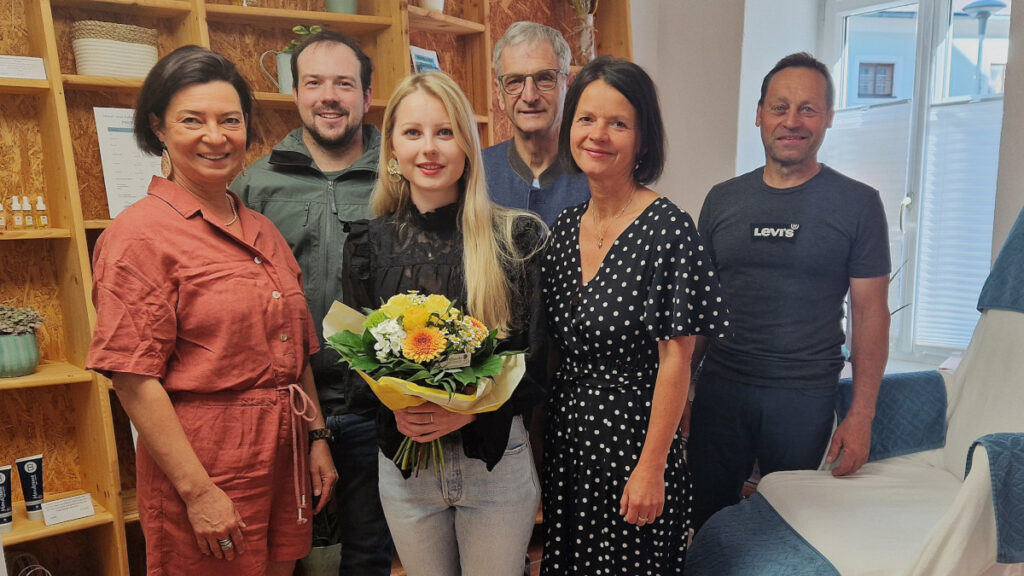 Betriebseröffnung "Laura - Hand & Fuß mit Herz" v.l.: Wirtschaftsvertreterin Claudia Stöcklhuber, Vermieter Tobias Ruprecht, Neuunternehmerin Laura Sandler, Bürgermeister Paul Kirchberger und die stolzen Eltern Jutta und Christian Sandler.