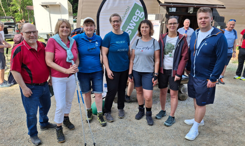 Pfingstwanderung 2026 - v.l.: Obmann der LEADER-Region Südliches Waldviertel/Nibelungengau Dieter Holzer, Obfrau Stv und BGM aus Yspertal Veronika Schroll, Naturpark Jauerling Eva Mayer, Obfrau und BGM aus Kirchschlag Christina Martin, Vorstandsmitglied Monika Mach, Tourismusverband Ysper- Weitental Irene Kamleithner, BGM aus Maria Laach Lorenz Reisinger - Fotocopyright: Verein Lebensweg