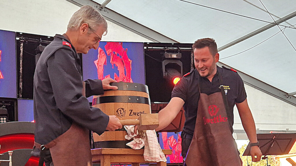 Den Bieranstich führte Bürgermeister Paul Kirchberger (links) mit Unterstützung von Florian Berger-Vieghofer beim Sommerfest 2026 in Ottenschlag erfolgreich durch.