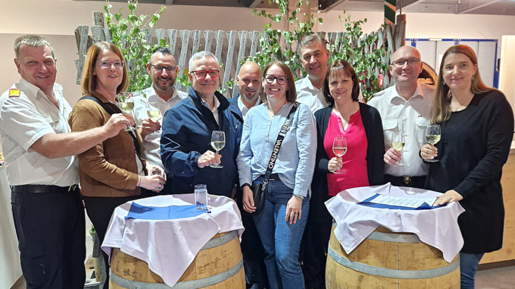 In der Weinbar trafen sich beim Sommerfest in Ottenschlag v.l.: Manfred und Elke Prankl, Martin Mosgöller, Christof Kastner, Günter Dick, Birgit Dick-Pernerstorfer, Elmar und Karina Ruth, Martin Bromnik und Andrea Weiß.