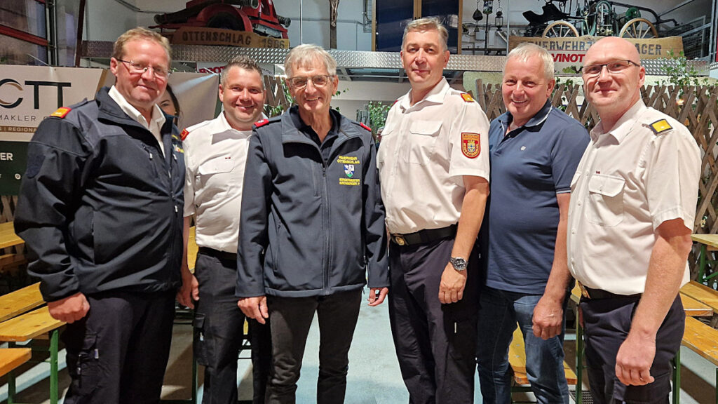 Feuerwehrkommando und Gemeindeführung im Einklang beim Sommerfest 2026 v.l.: Abschnittskommandant Franz Xaver Steininger, Kommandant-Stellvertreter Willi Wagner, Bürgermeister Paul Kirchberger, Kommandant Elmar Ruth, Vizebürgermeister Helmut Teuschl und der Leiter des Verwaltungsdienstes Martin Bromnik.