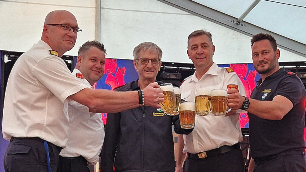 Prost - auf ein gelungenes Sommerfest 2026 in Ottenschlag. v.l.: Martin Bromnik, Willi Wagner, Paul Kirchberger, Elmar Ruth und Florian Berger-Vieghofer