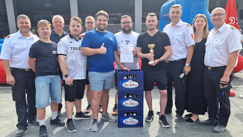 „FC Holzweg“, die Sieger des Riesenwuzzlerturniers beim Sommerfest 2026 in Ottenschlag. V.l.: Willi Wagner, Schiedsrichter Xaver Siegl, Turnierleiter Gernot Ruth, Christoph Klopf, Mathias Kerschbaum, Tobias Floh, Dominik Kerschbaum, Bastian Wurz, Elmar Ruth, Andrea Weiß und Martin Bromnik.