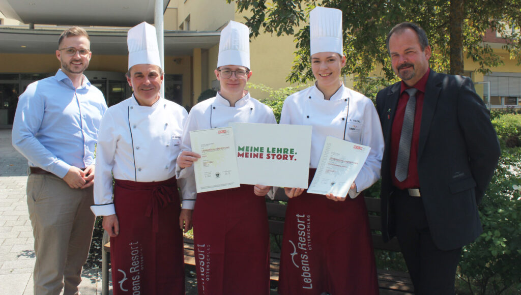 Ausgezeichnete Leistungen bei den Lehrabschlussprüfungen 2026 im Lebens.Resort Ottenschlag v.l.: Philipp Mistelbacher, BSc MA LL.M (Stv. Verwaltungsleitung), KM Franz Grünstäudl (Küchenchef), Daniel Waglechner (Lehrling), Laura Hackl (Lehrling), Wolfgang Kiesenebner (Serviceleiter) © Lebens.Resort Ottenschlag