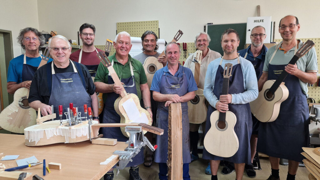 Die Teilnehmer von „Guitarreria Ottenschlag 2026“ mit ihren fast fertigen Gitarren. v.l.: Daniel Jahn Peter Tunkowitsch, Peter Cancila, Alfred Veider, Stephan Hofstetter, Kursleiter Gitarrenbaumeister Tobias Braun, Bernhard Ruckelshausen, Florian Brandstetter, Armin Weisshaupt und Johannes Kellner. © Dieter Holzer (NÖN)