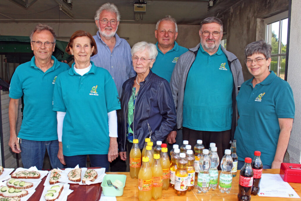 Bei der Labstelle des Familienwandertages der Sektion Wa-Schi in Neuhof.
v.l.: Alois Weiß, Helga Hausner, Wilhelm Raidl, Inge Meisner, Helmut Teuschl, Franz Groiß, Birgit Rehberger