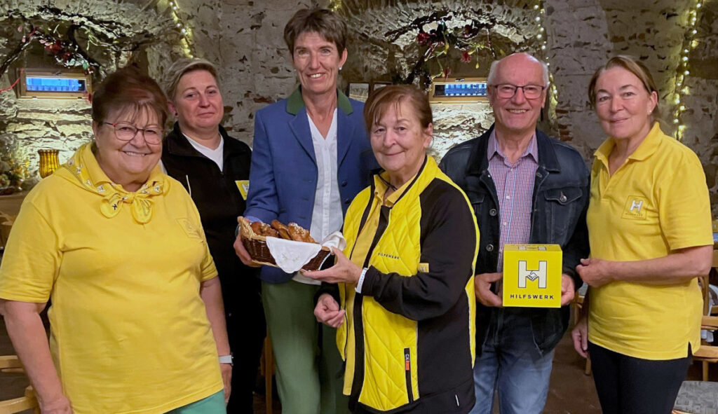 Bierbratl, Weißwurst und Brezen wurden beim Oktoberfest des Hilfswerk Ottenschlag 2026 angeboten. v.l.: Herta Hackl, Martina Hackl, Vizepräs. Martina Diesner-Wais, Obfrau Herta Zeinzinger, Bgm. Fritz Fürst und Cäcilia Reiter. © Foto: Reinhard Hofbauer